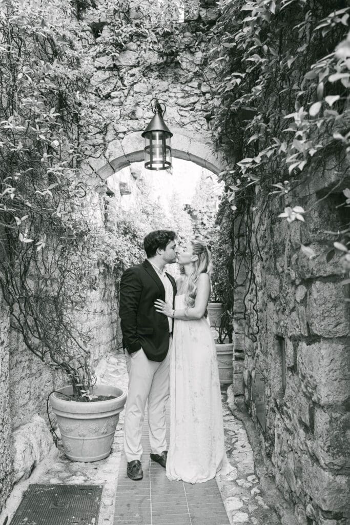 Couple photographié après sa demande en mariage avec vue sur le village d'Èze et la mer Méditerranée