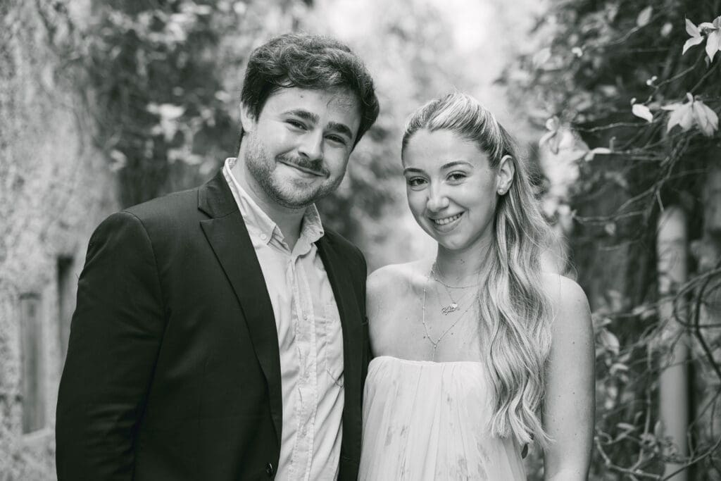 Couple photographié après sa demande en mariage avec vue sur le village d'Èze et la mer Méditerranée