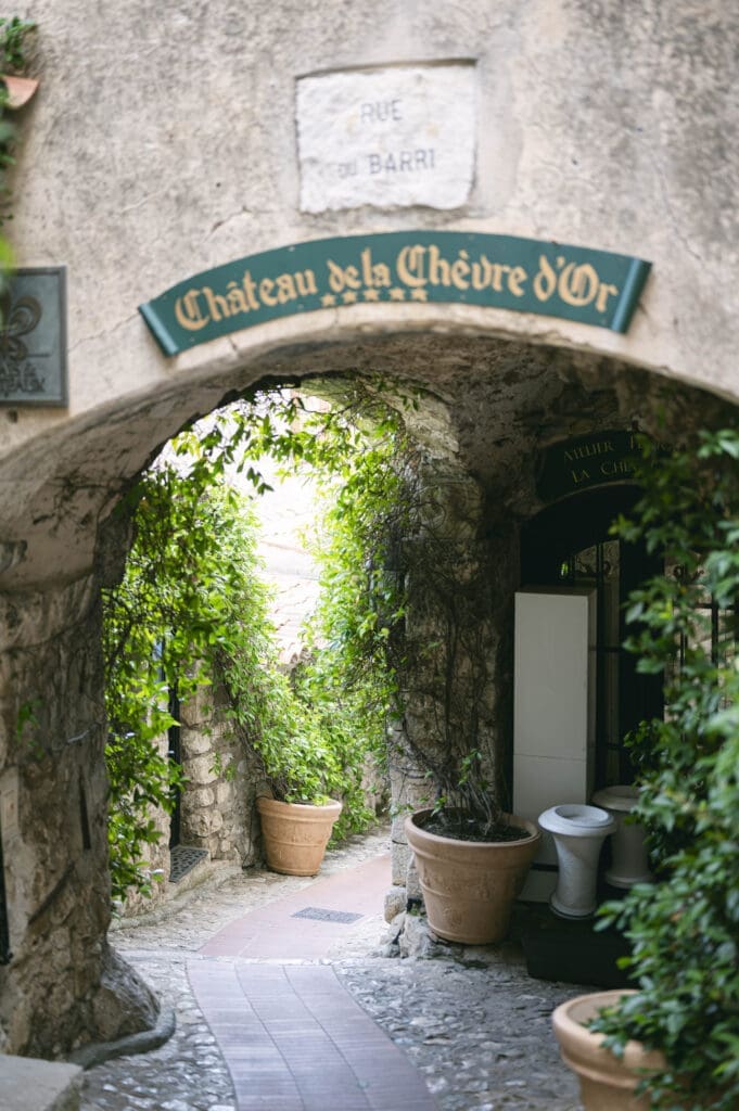 Couple photographié après sa demande en mariage avec vue sur le village d'Èze et la mer Méditerranée