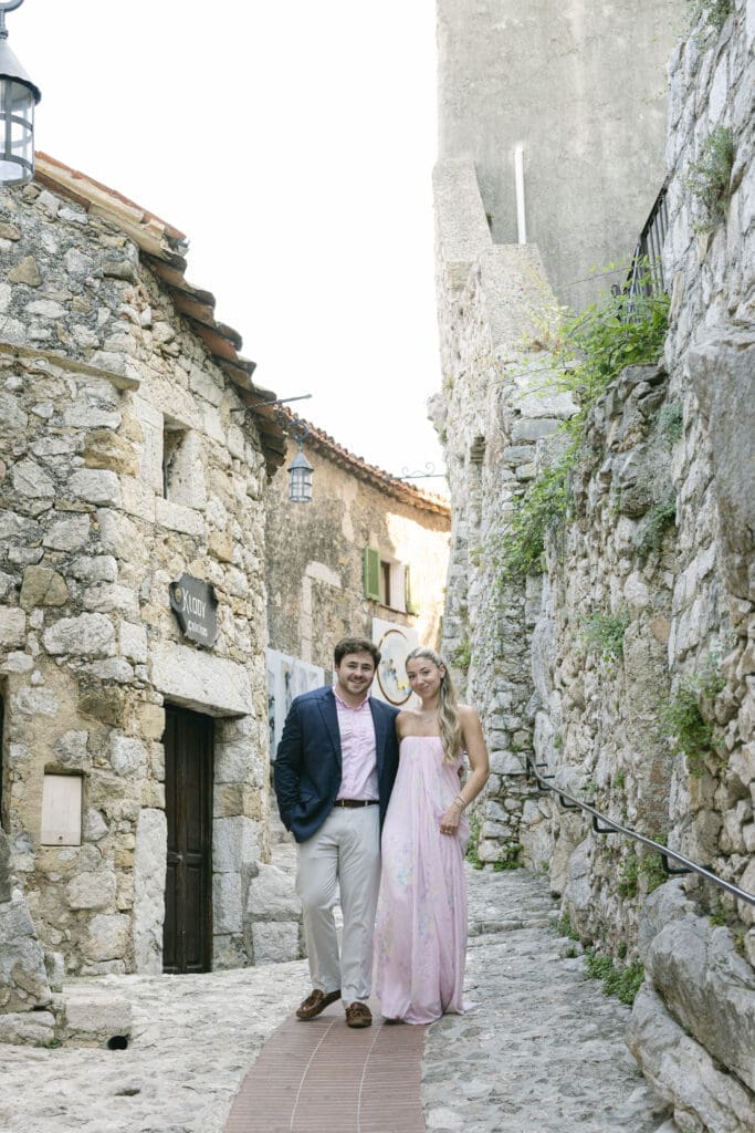 Couple photographié après sa demande en mariage avec vue sur le village d'Èze et la mer Méditerranée