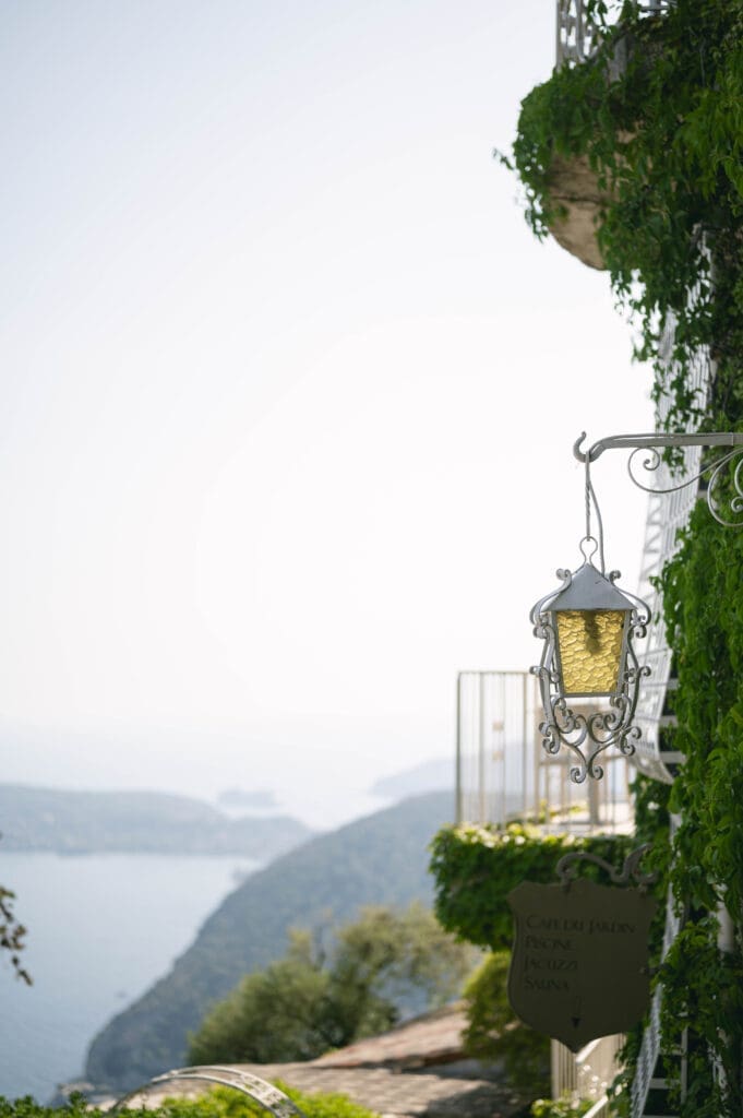 Couple photographié après sa demande en mariage avec vue sur le village d'Èze et la mer Méditerranée
