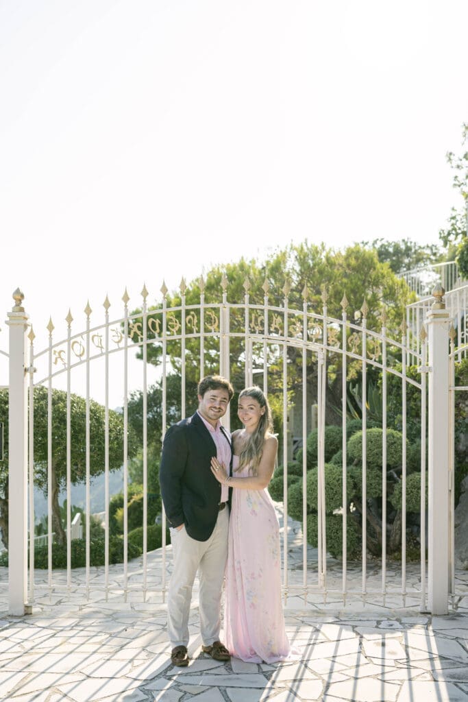 Couple photographié après sa demande en mariage avec vue sur le village d'Èze et la mer Méditerranée