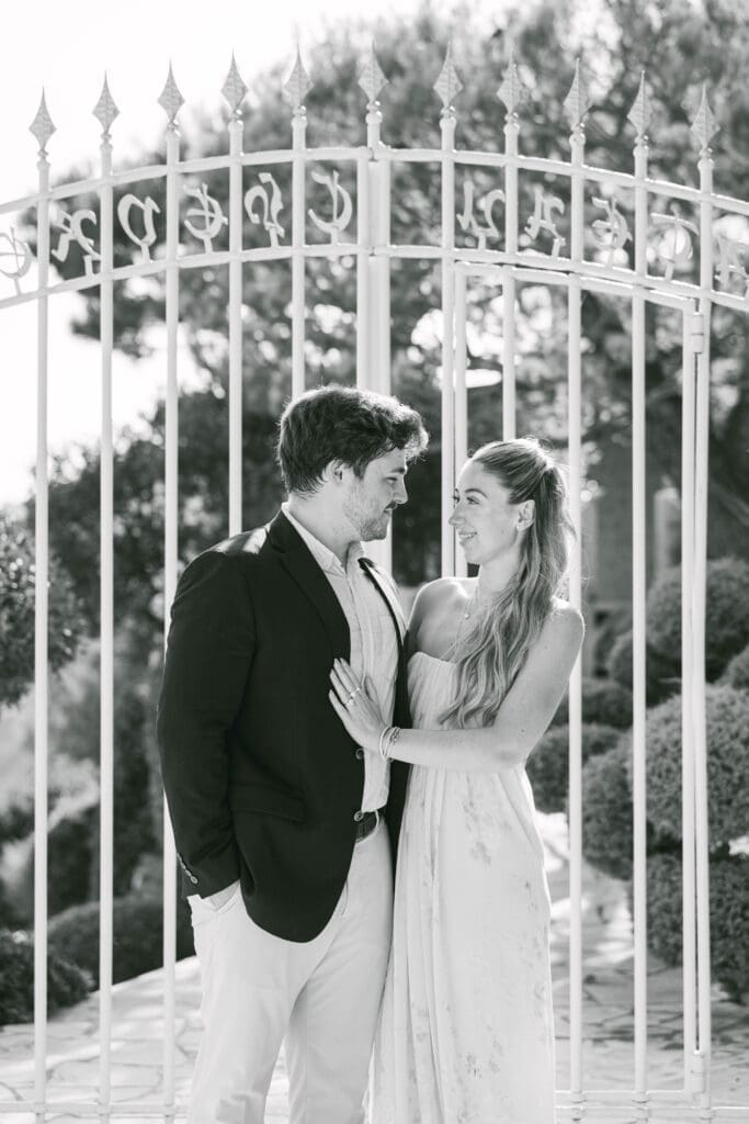Couple photographié après sa demande en mariage avec vue sur le village d'Èze et la mer Méditerranée