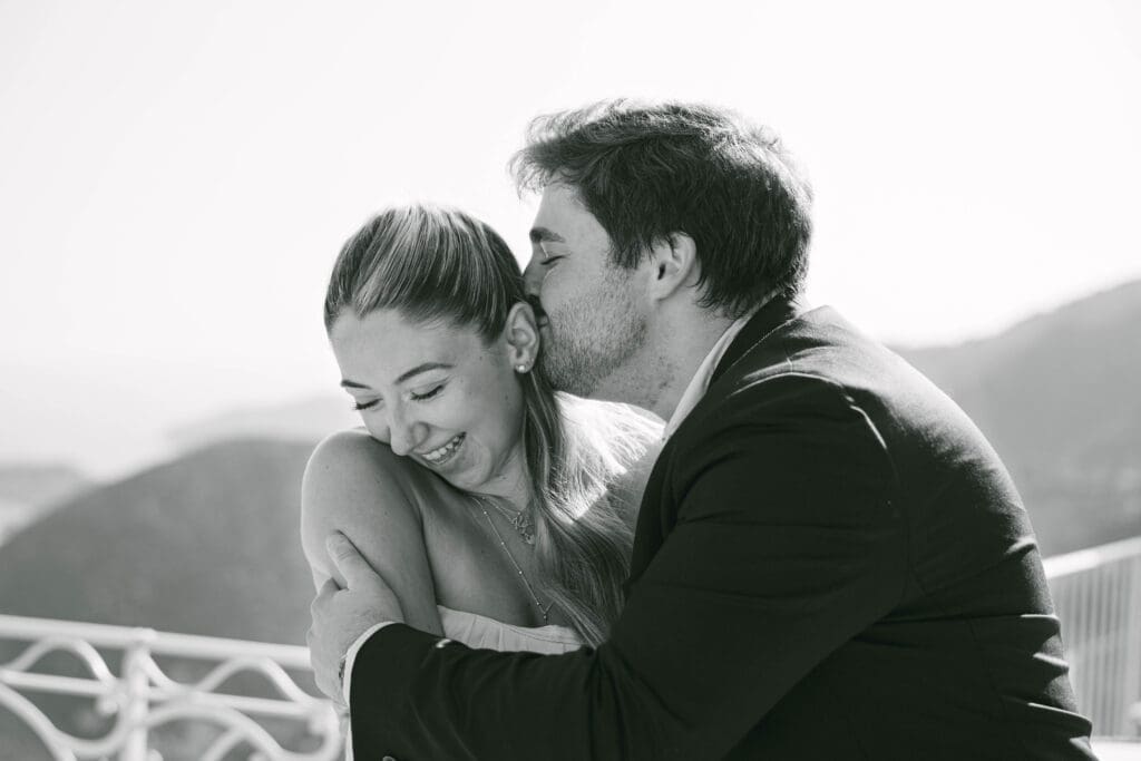 Couple photographié après sa demande en mariage avec vue sur le village d'Èze et la mer Méditerranée
