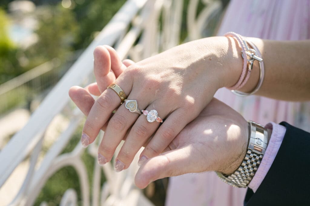 Couple photographié après sa demande en mariage avec vue sur le village d'Èze et la mer Méditerranée