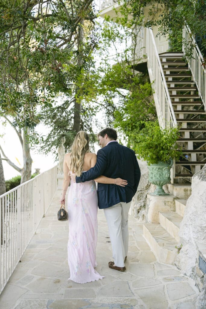 Couple photographié après sa demande en mariage avec vue sur le village d'Èze et la mer Méditerranée
