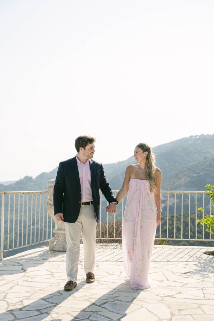 Couple photographié après sa demande en mariage avec vue sur le village d'Èze et la mer Méditerranée