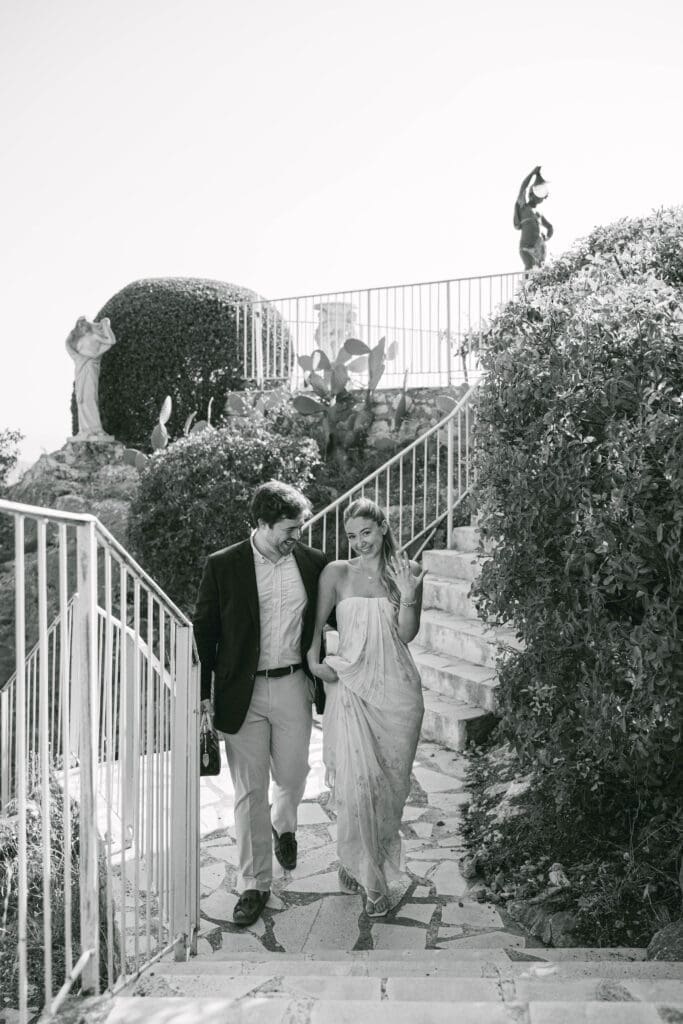Couple photographié après sa demande en mariage avec vue sur le village d'Èze et la mer Méditerranée