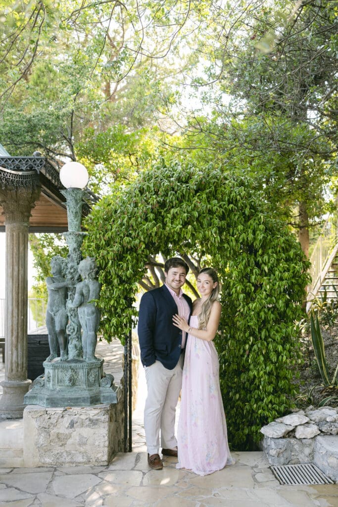Couple photographié après sa demande en mariage avec vue sur le village d'Èze et la mer Méditerranée